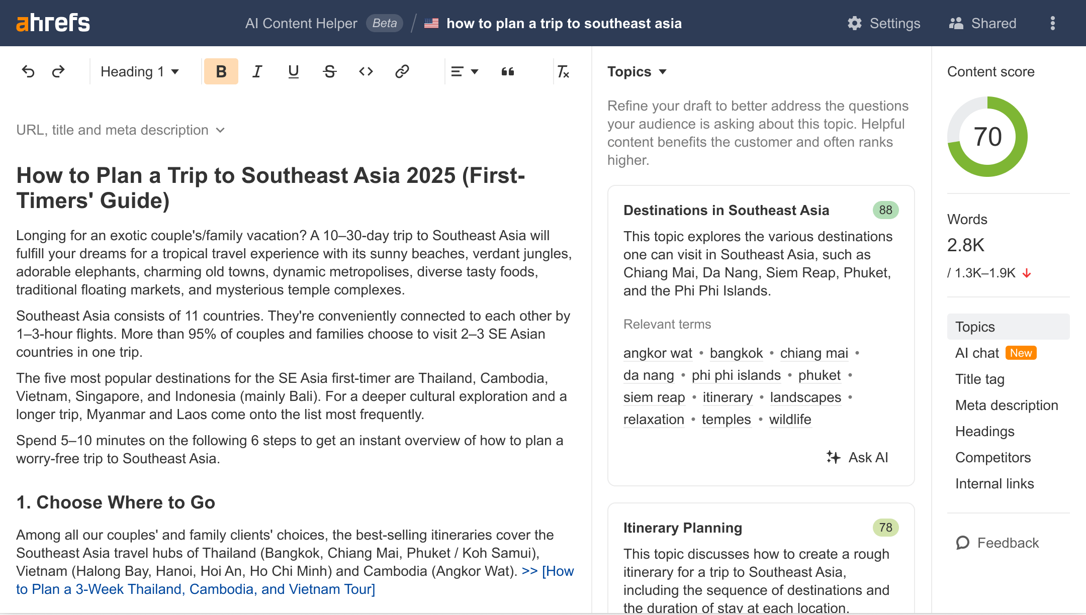 Interfaz de AI Content Helper con editor, puntuación de contenido y sugerencias para temas